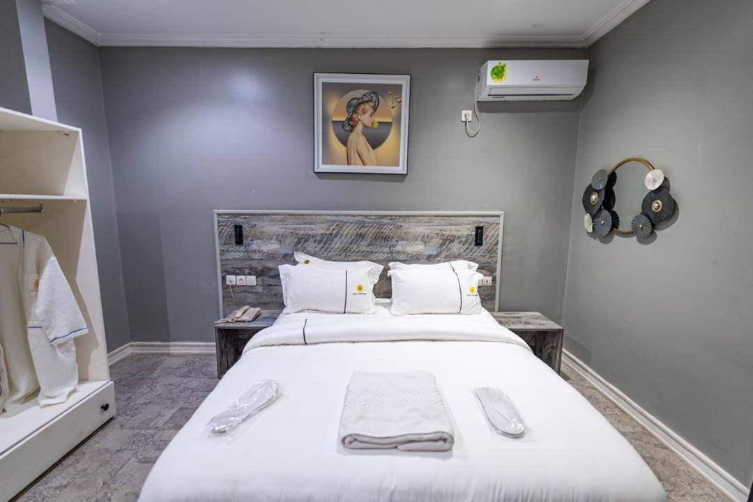Villa Magnum Douala Bagian luar foto