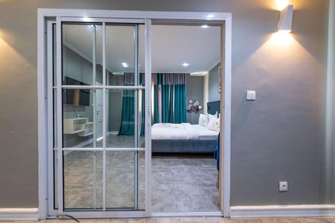 Villa Magnum Douala Bagian luar foto