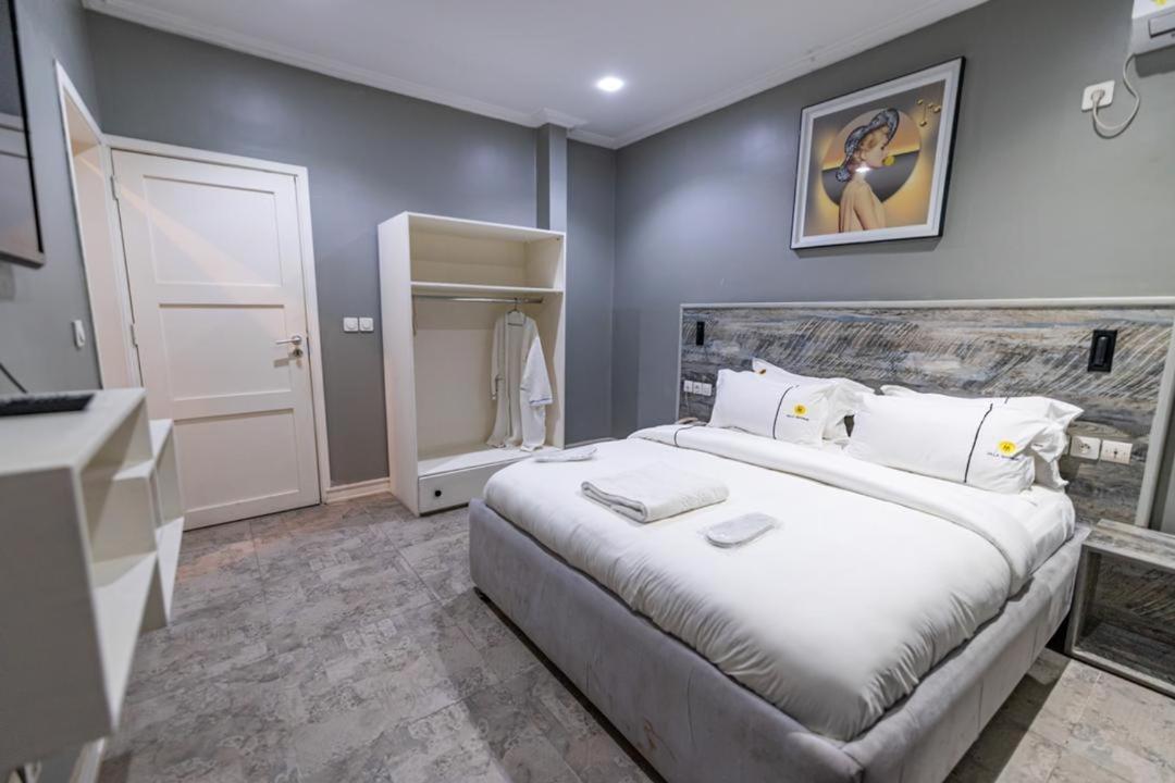Villa Magnum Douala Bagian luar foto